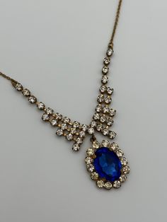 A stunning vintage 1950s necklace, with a feminine and delicate look.  Excellent vintage condition. Clean and ready to wear. Approx 42cm in length. -------------------- 🌟 P&P: 👉 Will arrive gift wrapped, in a padded bag 👉 UK shipping: Royal Mail Tracked 24 👉 International Shipping: Royal Mail International Tracked  -------------------- 💎 FOLLOW US:  👉 www.instagram.com/janedreamsofvintage 👉 www.facebook.com/JaneDreamsOfVintage 1950s Necklace, Clear Crystal Necklace, Padded Bag, Pad Bag, Crystal Necklaces, 50s Vintage, Vintage 1950s, Clear Crystal, Crystal Necklace