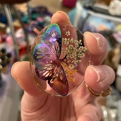 I Made This Pendant Using Resin, Dried Flowers, And A Rainbow Stainless Steel Laser Cut Butterfly. When Making An Offer, Please Specify If You Would Like The Pendant To Come On A Black Waxed Leather Cord, Gold Plated Chain, Or Silver Plated Chain. If You Do Not Specify What You Want The Pendant To Be Hung On, You Will Receive Just The Pendant (To Be Put On Your Own Necklace). Resin Pendants Flower, Resin Crafts Necklace, Glitter Resin Necklace, Resin Glitter Jewelry, Resin Butterfly Jewelry, Resin Dried Flowers, Dried Flower Necklace, Mixed Media Necklace, Grey Pearl Necklace