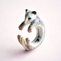 🔎Did you know possums are good moms? Awesome Possum😎Make it a set with our Possum Seedling necklace👇www.etsy.com/listing/655131871• Material: Porcelain• Size: 7 US• Individually Gift Boxed• FREE Domestic Shipping• Highly Collectible🦁🐯🐻✔️🎁 Perfect Gift - No matter the occasion, you or that special someone will love this thoughtful gift inspired by nature.🎨 Hand-Crafted - Each piece is a sculptural work of art crafted from fine porcelain and meticulously hand-painted in detail.💛 Heirloom Funny Rings, Animal Wrap Rings, Porcelain Ring, Awesome Possum, Porcelain Animal, Nature Inspired Rings, Ceramic Ring, Animal Rings, Ring Hand