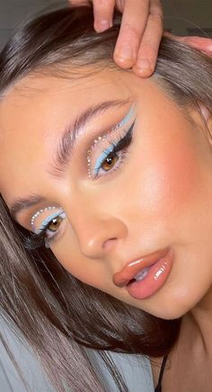 Rhinestone Hooded Eye Makeup, Blue Rhinestone Eye Makeup, Colorful Rhinestone Makeup, Fall/winter 2022-2023 Makeup Trends, Rhinestone Eyeshadow Look, Eye Makeup Inspo Creative, Rhinestone Makeup Ideas, Make Up Con Strass, Fun Eyeshadow Looks Brown Eyes