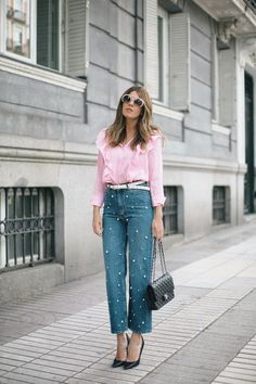 10 formas modernas de combinar tus prendas con perlas | Mujer de 10 Pearl Jeans, Most Stylish Men, 2020 Style, Look Jean, Outfits Woman, Stylish Winter Outfits, Outfit Styles, Expensive Clothes