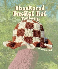 there is a crocheted hat on top of a woman's head with the words, checkered bucket hat pattern