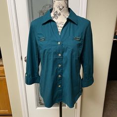 Nwt Anne Klein Buttoned Front Blouse Sz Small Deep Teal. 3/4 Sleeve Blouse, The Button On The Sleeve Is Just For Show. Check And Zoom In Each Photo For Best Details. Due To Lighting Differences Color May Vary. Blue 3/4 Sleeve Blouse With Button Closure, 3/4 Sleeve Blouse With Button Closure For Work, Office Blouse With Buttons And 3/4 Sleeve, Workwear Blouse With 3/4 Sleeves And Button Closure, Blue Shirt With 3/4 Sleeve And Button Closure, Scoop Neck Blouses, Black Blouse Long Sleeve, Pleated Blouse, Stretchy Tops