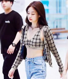 Blusas Crop Top, Moda Kpop, High Waist Wide Leg Jeans, Cropped Camisole, Retro Streetwear, Plaid Sweater, Streetwear Aesthetic, Crop Top Shirts, Jennie Lisa