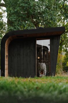 A contemporary black-stained wood-fired sauna with a glass door situated in a garden, designed by Heartwood Saunas. Benefits Of Sauna, Cedar Sauna, Stained Cedar, Rainforest Shower, Cedar Bench, Sauna Benefits, Cabin Diy, External Cladding, Traditional Saunas