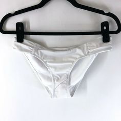 Lands End Bikini Bottom Stretch Ruched White Size S 6-8 New Without Tags! Waist: 14.5" Front Rise: 8" Comes From A Smoke Free Home. Feel Free To Ask Any Questions You May Have. Thanks For Looking! White Stretch Bottoms For Pool, Summer Ruched Swimwear Briefs, Summer Ruched Brief Swimwear, White Stretch Swimming Bottoms, White Beach Bottoms In Brief Style, Ruched Brief Swimwear For Summer, White Beach Brief Bottoms, White Brief Bottoms For Beach, Fitted Ruched Bottoms For Sunbathing