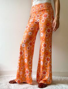 ❗️📏  FIT: These soft and groovy flare leggings are available in variety of sizes and lengths!              Inner Leg to Hem measurements: Short 28" (71cm), Regular 30" (76cm), Tall 32" (81cm) ❗️✈️  Delivery: These dresses are shipped directly from my print partner in Hong Kong, and usually arrive within the 4 weeks window, but sometimes might take up to 6 weeks in transit, you will always be provided with the tracking number and might choose to upgrade to express shipping 💛 Created for and by the retro things lover, our flares are soft to touch and nostalgic to feel 🥰 ♻️ Each item in this shop is designed in-house and made to order. Print-to-order means less waste and a custom approach! 📏  Size - Available in XS-5XL - Regular, Short and Long  - Please refer to the size chart for the me Vintage High Waist Spring Flares, 70s Inspired Flare Bottoms For Spring, Vintage High Waist Flares For Spring, Summer Retro Wide-leg Flares, Retro Wide Leg Summer Flares, Retro Wide-leg Summer Flares, Retro Wide Leg Pants For Loungewear, Retro Flare Fitted Bottoms, Retro Spring Flares