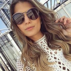 Ariane está aproveitando sua viagem em Dubai com seu Dior Round 😍👏🏼 Mais linda impossível!! #oticaswanny #dior #dioround #dubai #arianecanovas Vintage Glasses Frames, Cool Sunglasses, Vintage Eyewear, Vintage Glasses, Mirrored Sunglasses Women, Sunglass Frames, Glasses Frames, Square Sunglasses Women, Mirrored Sunglasses