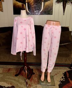 Gap * X-Large * Pink * Stars * Soft Fleece * Lounge * 2 Piece Pajamas Set. This set is in MINT condition with NO tears or stains on the fabric!!  Top Details:  1.) Breast: 48" inches  2.) Shoulder to hem: 25" inches  3.) Shoulder to shoulder: 15" inches  4.) Sleeve length: 33" inches 5.) Pullover  6.) 68% Modal; 27% Polyester; 5% Spandex  7.) Machine Washable  8.) Made in Indonesia  9.) Waist: 48" in.  10.) Hip/Thigh: 48" inches  11.) Size X-Large  12.) Pull string at hem of sweater top  Pant De Star Print Long Sleeve Sleepwear For Pajama Party, Star Print Long Sleeve Sleepwear For Loungewear, Casual Star Print Sleepwear For Loungewear, Cotton Star Print Sleepwear For Loungewear, Cotton Sleepwear With Star Print, Casual Sleepwear With Star Print For Pajama Party, Casual Sleepwear For Pajama Party With Star Print, Womens Pajama, Pants Details