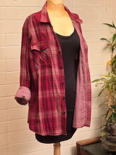 COTTON FLANNEL large Extremely lite weight buffalo plaid  in shades of cranberry red.. A fun oversized shirt with a warm  silky feel. Long sleeves with button cuffs.  Unique checked interior. Relaxed fit.  Draped back.  Dark buttons. Quilted pockets. Last photo shows the fine weave of this  100% cotton flannel.  Made by Converse Marked large  Mint condition  Length 30" Shoulder back 20" Sleeve 28" Arm opening 20" Oversized Plaid Flannel Shirt With Pockets, Casual Yarn-dyed Shirt For Fall, Casual Yarn-dyed Flannel Shirt For Fall, Pink Cotton Flannel Long Sleeve Shirt, Pink Cotton Long Sleeve Flannel Shirt, Casual Pink Cotton Flannel Shirt, Pink Long Sleeve Cotton Flannel Shirt, Casual Plaid Yarn-dyed Flannel Shirt, Casual Yarn-dyed Long Sleeve Flannel Shirt