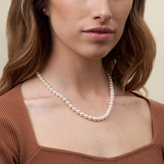 If you're looking for a classic strand in a traditional size, this might be the perfect strand. The princess length of 18 inches is the most iconic, and this strand of perfectly round, lustrous pearls fits the bill nicely. This strand of pearls measures 6.5-7.0 mm in size. This is considered ungraduated, and a very popular size. The necklace is strung to 18 inches, which falls at or just below the collarbone. This is referred to as the princess length - the classic and most popular. Each pearl i Minimalist Diamond Necklace, Chokers Necklace, Akoya Pearl Necklace, Rope Chain Necklace, Pearl Choker Necklace, Chain Choker Necklace, Pearl Types, Akoya Pearls, Necklace Size