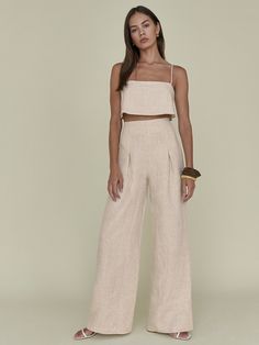 Plays well with others. Shop the Cleo Two Piece from Reformation, a matching linen two piece set with a spaghetti strap cropped top and pants. Crop Top Elegante, Linen Two Piece Set, Spaghetti Strap Crop Top, 1970s Fashion, Dinner Outfits, Linen Top, Linen Clothes, 70s Fashion