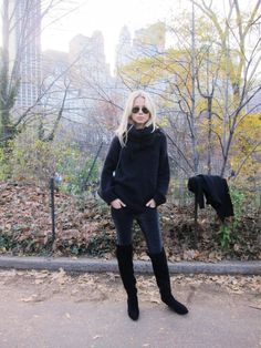 Loose sweater, jeans, tall black suede boots. Suede Flat Boots, Jeans Tall, Park Life, Boot Outfits, Sweater Jeans, Knee Highs, Boating Outfit, All Black Outfit