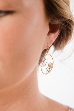 These are gorgeous gold daisy filigree earrings! The floral design has intricate details and is set inside a circle frame.  These dangle earrings are modern yellow gold plated and have nickel free fish hook ear wires.  These would be beautiful for everyday or would be lovely accessories for a bridal party! Feminine modern earrings that you will love to wear for any occasion.These earrings measure approximately 1.5 inches in total length from the top of the ear wire.  The round floral drops are a Acorn Necklace, Floral Filigree, Circle Frame, Filigree Earrings, Daisy Earrings, Pearl Cream, Fall Jewelry, Bridal Gold Jewellery, Gold Floral