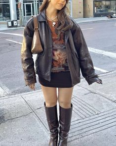 Grace Brinkly Outfit, 70s Leather Jacket Outfit, Outfit Ideas With Vest, How To Style Leather Jacket, Fall Outfits Jackets, Cute Brown Outfits, Fall Vintage Outfits, Outfits With Leather Jackets, Styling Leather Jacket