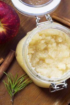 DIY Fall Inspired Body Scrub - Claire Brody Designs Orange Sugar Scrub, Winter Orange, Scrub Diy, Sugar Scrub Homemade, Natural Beauty Remedies, Sugar Scrub Recipe, Diy Body Scrub, Sugar Scrub Diy, Warm Apple