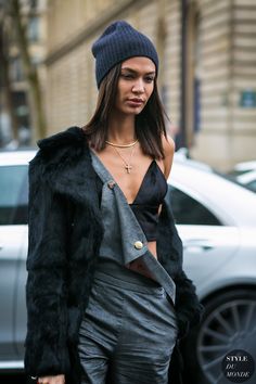 Joan Smalls by STYLEDUMONDE Street Style Fashion Photography Beanie Looks, Street Style Fashion Photography, Beret Hats, Street Outfits, Street Style 2017, Streetstyle Fashion, 2017 Fashion Trends, Street Style Fashion