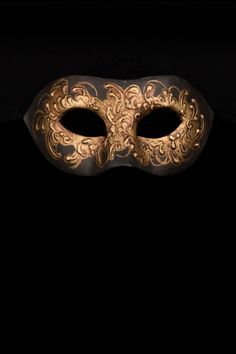 Palio Palio authentic venetian mask in papier mache. Handcrafted according to the original Venice carnival tradition. Manifactured in Venice by the famous venetian masters. Each item is provided with certificate of authenticity. Mask Dimensions Width: 18 cm Height: 9 cm Depth: 10 cm Masquerade Ball Outfits, Masquerade Ball Masks, Costume Venitien, Venetian Carnival Masks, Venetian Carnival, Lace Cape, Masked Ball, Venice Carnival, Carnival Festival