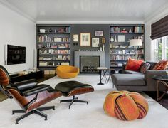 How to Style Accent Chair in Your Living Room - the decorholic Eames Lounge Chair Living Room, Eames Chair Living Room, Bedroom Nook, Iconic Chairs, Lounge Chairs Living Room, Architecture Home, Eames Chairs, Luxe Interiors, Home Tours