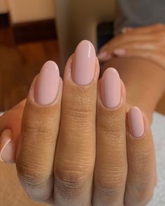 Rounded Acrylic Nails, Oval Nails Designs, Bridesmaids Nails, Kutek Disney, Unghie Sfumate, Round Nails, Pink Nail, Oval Nails