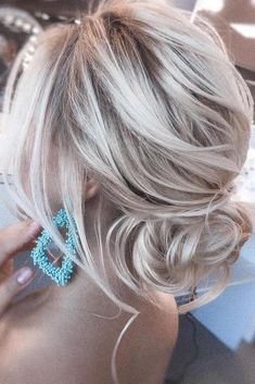 Bun With Loose Curls, Wedding Hairstyles Easy, Easy Wedding Hairstyles, Hairstyles Elegant, New Hair Do, Easy Wedding, Mother Of The Bride Hair, Bridal Hair Buns