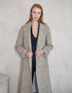 ■Made in KOREA ■COMPOSITION WOOL 80% POLYESTER 20% ■FABRIC QUALITY *A fabric made from a very light and soft (212 g/sqm) wool knit made of a STYLEM company in the Osaka region with a tradition of more than 40 years, like woven fabric. *Greige between beige and gray. Melange color with a warm and comfortable feeling. ■SIZE SPEC ONE SIZE ■CLOTHING CARE DRY CLEANING ■DESIGN POINT *Minimal and basic, very basic design *Luxury striped jacquard satin lining *Design points such as large pockets and sti Chic Mohair Winter Outerwear, Chic Mohair Outerwear For Winter, Gray Wool Sweater Coat For Work, Spring Wool Sweater Coat In Beige, Beige Wool Sweater Coat For Spring, Fitted Beige Merino Wool Outerwear, Classic Oversized Merino Wool Outerwear, Spring Merino Wool Outerwear For Work, Fitted Soft Knit Outerwear For Work