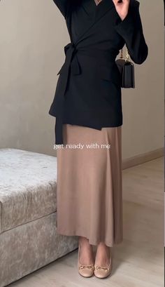 Hijabi Evening Outfit, Hijabi Skirt Outfits Classy, Hijabi Satin Skirt, Hijabi Feminine Style, Old Money Modest Outfit Hijab, Fashionista Outfits, Modest Outfit, Phoebe Buffay, Modest Fits