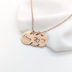 - Stainless steel jewelry - 15 mm medal(s) available in three colors: silver, gold, rose gold - to personalize. - Chain 45 cm long and available in three colors: gold, silver and rose gold. - Free gift bag (gift box available at an additional cost) How do I personalize my necklace? 1. Choose the color option for your jewelry in the first drop-down menu. 2. Choose the number of medals and face(s) to engrave in the second drop-down menu. 3. Write in the space named "Add your personalization" - the word(s) to be engraved on the medal(s) - the font number Example: If choice 1 medals / 2-sided engraving Medal 1: Front: I love you Back: 21.11.2015 Font #5. Possibility of adding one or more pictogram(s) to your engraving - example: heart, star, little feet... Please add the information - 4. Add t