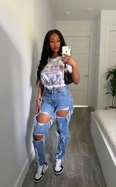 21 Trendy Swag Outfit Ideas for Black Girls of 2022 - Hood MWR Nike Dunk Outfit Woman, Dunks Outfit Woman, Looks Pinterest, Tomboy Style Outfits, Chill Outfits, Streetwear Fashion Women, Baddie Outfits Casual, Dope Outfits, Teenage Fashion Outfits