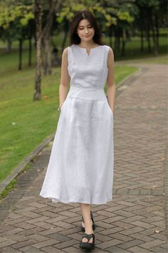 Keep it fresh and fashionable this summer with our Linen Midi Dress. This sleeveless, split neck white dress, perfectly designed for those hot summer days, ensures you stay comfortable while looking chic.  ★★FEATURES 100% Linen Two side pockets White cotton lining Split V neck dress Right hidden zipper Sleeveless Linen dress Linen midi dress Below knee length Minimalist Dress Perfect for summer,spring Other more color selection ★★ Bespoke Order Service If you Request other color Request the length Your height is not between 155 cm- 172 cm Your weight is over 75 kg I can do it for you, It will need some extra fee depending on on your need. Contact with me for more detail. ★★ Get your size in Size Chart with your body measurement https://www.etsy.com/listing/794055682 ★★ Warmly Note: 1 ) : P White Dress Summer Casual, Simple Cotton Dress, Simple Linen Dress, Sleeveless White Dress, Knee Length Dresses Casual, White Casual Dress, Simple White Dress, White Linen Dress, Minimalist Dress