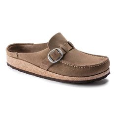 The Birkenstock Buckley is a semi-open moccasin-style clog that's instantly recognizable as an authentic Birkenstock original thanks to its thick cork sole. The striking stitching catches the eye. The color-coordinated footbed rounds off the shoe's look of sophistication. The upper is made from high-quality nubuck leather that boasts a natural, rustic appearance.Birkenstock Size Chart Birkenstock Buckley Clog, Birkenstock Buckley, Birkenstock Clog, Birkenstock Style, Moccasins Style, Suede Clogs, Birkenstock Women, Zermatt, Stitching Details