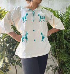 "Hermosa camisa huipil bordada a mano del estado de Oaxaca, región Mixe. Prepárate para recibir muchos halagos con esta hermosa playera huipil. El bordado es la parte delantera. Algodón/ Manta Talla S largo 64cm/25\" Ancho 52 cm/20,5\" Altura total del brazo 23 cm/9\" Otros diseños mixe Tehuantepec aquí ⬇️ https://www.etsy.com/mx/listing/1284746626/ https://www.etsy.com/mx/listing/1284477816/" White Summer Tops With Woven Motifs, Bohemian Blouse With Motifs For Summer, Artisan Embroidered Tops For Summer, Cotton Tops With Woven Motifs And Short Sleeves, Traditional Cotton Tops With Resham Embroidery, Traditional Cotton Top With Resham Embroidery, Short Sleeve Cotton Top With Woven Motifs, Cotton Short Sleeve Tops With Woven Motifs, Folk Style Multicolor Embroidered Kurta For Summer