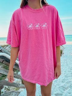 Embroidered Comfort colors Hibiscus Tee!    Model is 5’3 and 115 pounds wearing a size Large for a more oversized fit! Picnic Skirt, 115 Pounds, Pink T Shirt, Comfort Colors Tee, Lifestyle Clothing, Pink Tshirt, Pink Outfit, Casual Dinner Outfit, Preppy Outfits