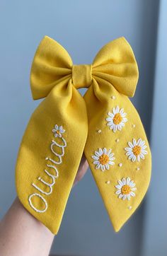 Cute Hair Accessories For Women, Hand Embroidered Daisy, Bow Accessories Hair, Embroidered Bows Hair Clips, Hair Clips Making, Embroidery Bows Hair Clips, Handmade Bows For Hair, Cute Hair Accessories Clips, Hair Bow Packaging