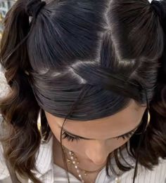 Cool Festival Hairstyles, Star Part Hair Tutorial, Cute Hair Ideas For Straight Hair, Star Slick Back, Star Part Hairstyle, Non Basic Hairstyles, Star Hair Parting, Space Buns Wavy Hair, Duckbill Clips Hairstyle