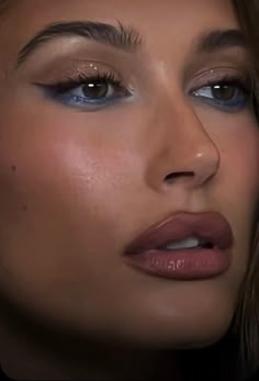 Hailey Bieber Makeup, Coachella Hairstyles, Festival Eye Makeup, Coachella Makeup, Ball Makeup, Blue Makeup Looks, Prom Makeup Looks, Event Makeup, Summer Makeup Looks