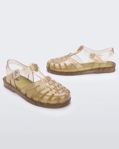 Inspired by the classic French fisherman's shoe, the Possession is the original Melissa classic style, known the world over. For such a traditional style, Melissa's Possession is so modern and fashionable in 100% vegan plastic. Other brands may have copied, but it all started at Melissa. 100% Vegan certified Durable, flexible, and hypoallergenic Bubble gum scent 100% MelFlex 100% Waterproof Vegan Jelly, Mini Melissa Shoes, The Possession, Glitter Sandals, Fisherman Sandals, Melissa Shoes, Pop Collection, Mini Melissa, Jelly Shoes