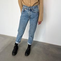 Vintage 80s blue denim jeans - High-waisted denim, narrow leg, straight model, button closure - Jeans Made in Italy, rare vintage Benetton, W25 medium light stone wash Size on W25 R29 label International recommended size XS Measurements in cm: Waist/waist 32 Horse/Rise 28 Leg length 71 bottom 16 The model is 1.73 m tall, 50 kg and wears size XS / European 34 / Italian 38 Vintage jeans in excellent condition, like new Benetton 80s, 80 Jeans, Vintage Benetton, 80s Jeans, Jean Vintage, Straight Fit Jeans, 80s Vintage, Blue Denim Jeans, Vintage Jeans