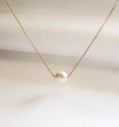 Julie Crawford, Peral Necklace, Gold Bridesmaid Necklace, Feed Insta, Bridal Jewellery Design, Pearl Gifts, Necklace Rose Gold, White Pearl Necklace, Rose Gold White