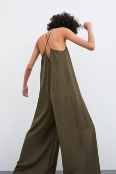 Minimalist Fashion Dresses, Tan Ideas, Minimalist Moda, Zara Looks, Flowy Jumpsuit, Zara Portugal, Resort Outfit, Fashion Corner, Couture Mode