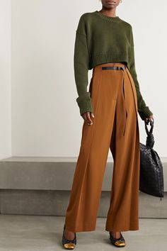 Cropped Knitted Sweater, Chique Outfits, Brown Pants, Green Sweater, Mode Inspiration, Mode Style, Mode Outfits, Knitted Sweater