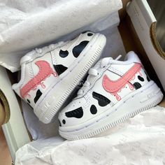 Pink Dripping with Cow Print Custom Air Force 1 Baby, Toddler, Little Kids Sneakers. Low & Mid. -Our current processing time is 3-4 weeks. We try hard to deliver as fast as we can. The best things are worth the wait. -Size Guide: Baby & Toddler (1C - 10C.) Little Kids (10.5C - 3Y) -Exactly as shown in the picture. -Lace Locks included. -Anti Crease Protector Included. -Applied Special Acrylic Paint for Shoes and Finisher for more Durability. -Waterproof and flexible. -Made in the US. -100 % Auth Paint For Shoes, Custom Baby Shoes, Buty Marki Nike, Boty Nike, Custom Shoes Diy, Baby Nike, Preppy Shoes, All Nike Shoes