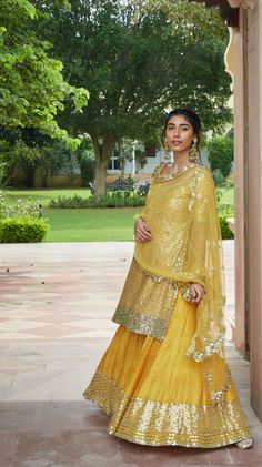 Aqua Lehenga, Sharara Lehenga, Sikh Wedding Dress, Mayoon Dresses, Indian Maternity Wear, Indian Dress Up, Yellow Mirror