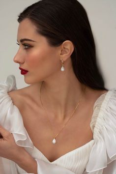 Paris Moonstone Necklace – Katy Faye Side Face, Titan Fanart, Horse Costumes, Office Inspo, Gold Bond, Moonstone Earrings, Jewelry Lookbook, French Chic, Beige Aesthetic