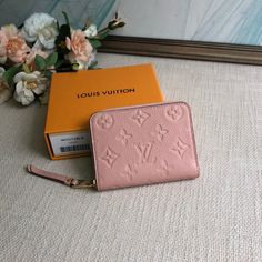 Pink exclusive real shot! A classic Zippy coin purse in refined, supple Monogram Empreinte leather. Generous capacity and delicate gold fittings exude understated elegance. 

Size: 11×8.5×2cm Louis Vuitton Yayoi Kusama, Louis Vuitton Capucines, Louis Vuitton Pink, Large Cosmetic Bag, Lv Purse, Lv Shoes, Medium Handbags, Lv Belt, Lv Handbags