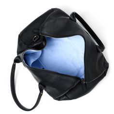 Une prise simplifiée et sportive sur un sac de week-end. 
Le sac de sport récupéré est parfait pour une nuit ou une visite élégante à la salle de gym. Le look peut être un retour en arrière, mais les caractéristiques sont pensivement modernes. La fermeture à glissière prolongée permet un emballage plus facile; la poche zippée stash à l'extérieur garde l'essentiel sécurisé et accessible, et l'assortiment de poches intérieures drop-in et zip vous permet de rester organisé. Notre cuir récupéré est Black Leather Trim Duffle Bag For On-the-go, Classic Weekender Bag With Zipper For Overnight Trips, Black Bags With Leather Trim For Overnight Trips, Black Luxury Travel Bag With Zipper Closure, Modern Travel Bag With Leather Trim, Luxury Black Duffle Bag For Weekend Trips, Luxury Black Travel Bag With Zipper Closure, Classic Black Travel Bag With Leather Trim, Sporty Black Travel Bag With Zipper Pocket