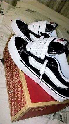 Estilo Vans, Pretty Sneakers, Trendy Shoes Sneakers, Preppy Shoes, Pretty Shoes Sneakers, Kicks Shoes, Jordan Shoes Retro, All Nike Shoes, Shoes Outfit Fashion