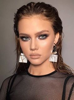 Makeup Looks With Jewels, Wet Eye Look, Makeup For Long Face, Makeup Looks Photoshoot, Makeup With Jewels, Make Up Artist Photoshoot, Wet Look Makeup, Makeup For Photoshoot, Makeup Bibir