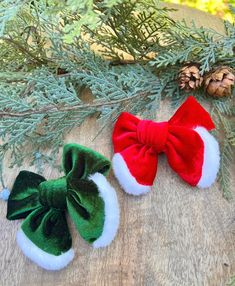 Santa Claus Hair Bow, Christmas Hair Bow, Velvet Hair Bow, Holiday Hair Clip, Plush Hair Clip, Santa Bows Item Overview * Handmade item * Ships worldwide from NC Item Details Bow measures about 3.5" Hand tied velvet fabric and attached to an alligator clip. Please be aware that due to the unique and handmade nature of each product, colors and shapes may vary slightly from the photos and descriptions. Please note due to health and safety reasons all hair accessories are final sale. *IMPORTANT SAF Christmas Hair Head Wrap Bows, Chrismas Hair Clip, Diy Tiara, Holiday Hair Clips, Velvet Hair Bow, Christmas Hair Accessories, Holiday Hair, Christmas Hair Bows, Bow Christmas