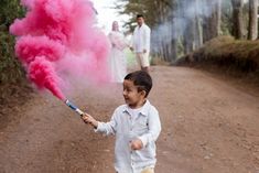 Gender Reveal Ideas Photography, Instagram Gender Reveal Photo, Foto Gender Reveal, Gender Reveal Photos With Balloons, Smokebomb Gender Reveal Photoshoot Ideas